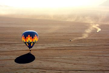Luchtballon in woestijn van Florence Schmit