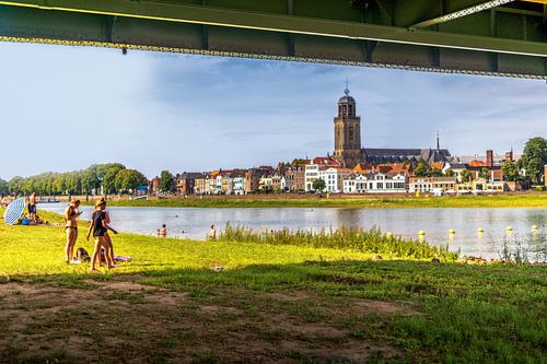 Zomers Deventers tafereel aan de IJssel en Meadows Overijssel.