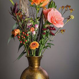 Stilleven herfst boeket bloemen "oranje in goud" van Marjolein van Middelkoop