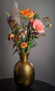 Nature morte bouquet de fleurs d'automne &quot;orange en or&quot ; sur Marjolein van Middelkoop