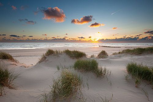 Ondergaande zon strand bij de Kerf Schoorl aan zee