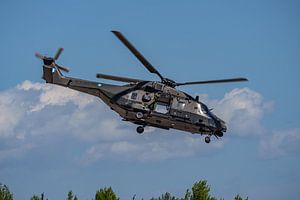 Griechischer NH-90-Hubschrauber bei einer Flugvorführung.