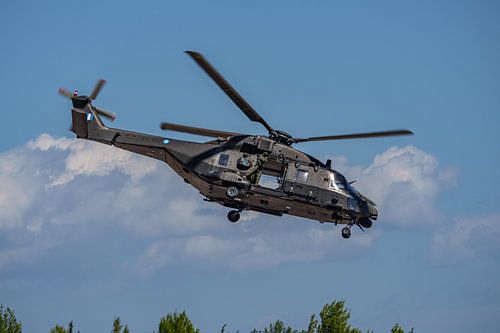 Griekse NH-90 helikopter tijdens vliegdemonstratie.