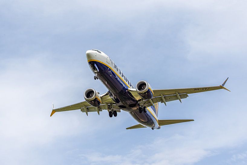 Wings of Freedom: Ryanair-Flugzeug im Aufwind von Triki Photography