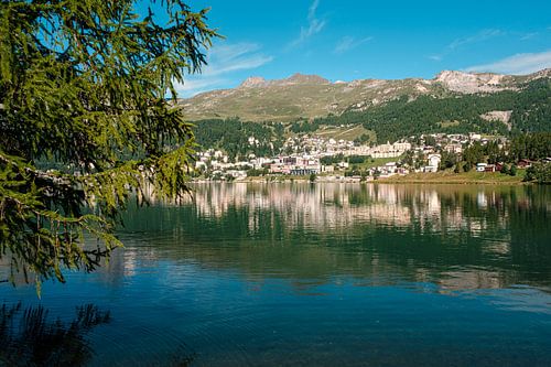 Het meer van St. Moritz, het pittoreske stadje en de toppen van de Albula-Alpen in de verte