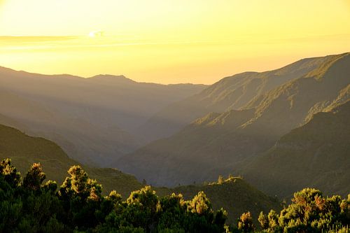 Zonsondergang boven de bergen bij Rabaçal op het eiland Madeira tijdens