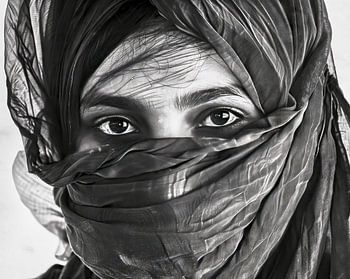 verschleierte Frau mit ausdrucksstarken Augen