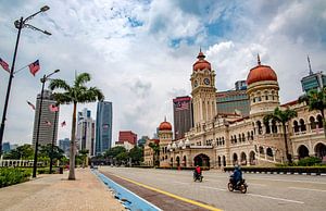 Motors rijden door Kuala Lumpur. van Floyd Angenent