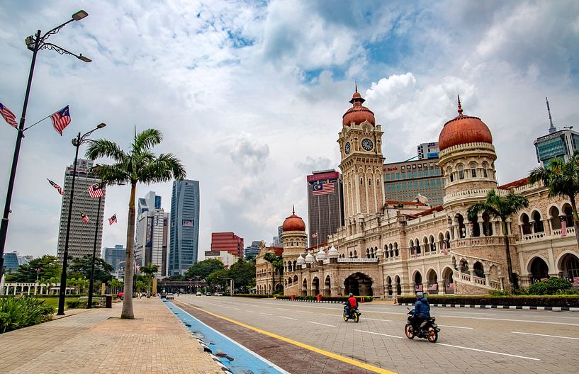 Les moteurs traversent Kuala Lumpur. par Floyd Angenent