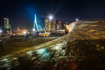 De Skyline van Rotterdam in de nacht met de Erasmusbrug in het donker.