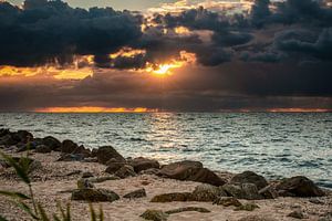 Bewölkter Sonnenuntergang mit Regenwolken über dem See