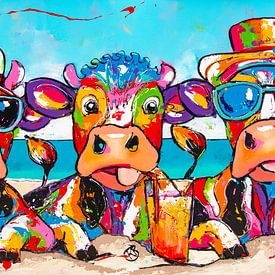 Vaches joyeuses avec des cocktails sur la plage sur Happy Paintings