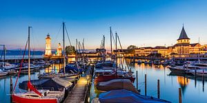 Lindau au bord du lac de Constance au crépuscule sur Werner Dieterich