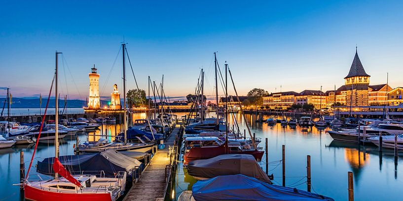 Lindau am Bodensee in der Abenddämmerung von Werner Dieterich