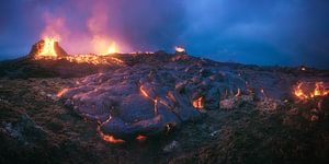 Panorama de l'éruption volcanique de Geldingadalir en Islande à l'heure bleue