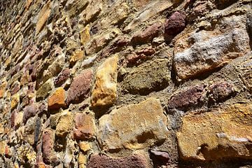 Historische middeleeuwse stadsmuur van natuursteen in Maagdenburg