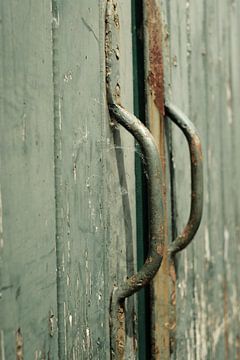 Roestige deurhendels op zacht groene oude schuurdeur | Nederland | Straatfotografie