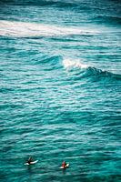 Surfers op zee - Zon, blauw water en wachten op de perfecte golf