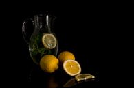 Nature morte avec cruche en verre au citron et à la menthe par ChrisWillemsen Aperçu