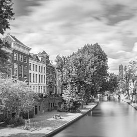 Huizen langs de Oude Gracht  met uitzicht op de Dom van Utrecht van Michel Geluk