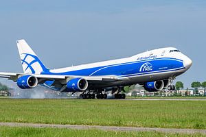 Landung der Boeing 747-8 von AirBridgeCargo auf der Polderbaan. von Jaap van den Berg