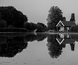 Hütte am Wasser von Eric Hammer