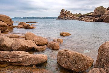 Roze rotsformaties in Bretagne by Rob IJsselstein