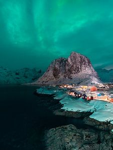Nordlicht über dem berühmten Dorf Hamnoy auf den Lofoten
