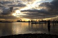 Zonsondergang in de haven. van Wim Heirbaut thumbnail