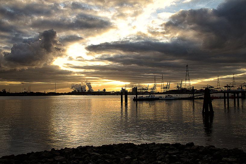 Zonsondergang in de haven. van Wim Heirbaut