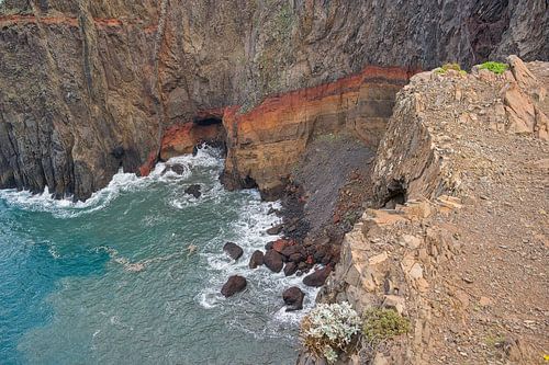 Vulkanische lagen aan de kust van Madeira