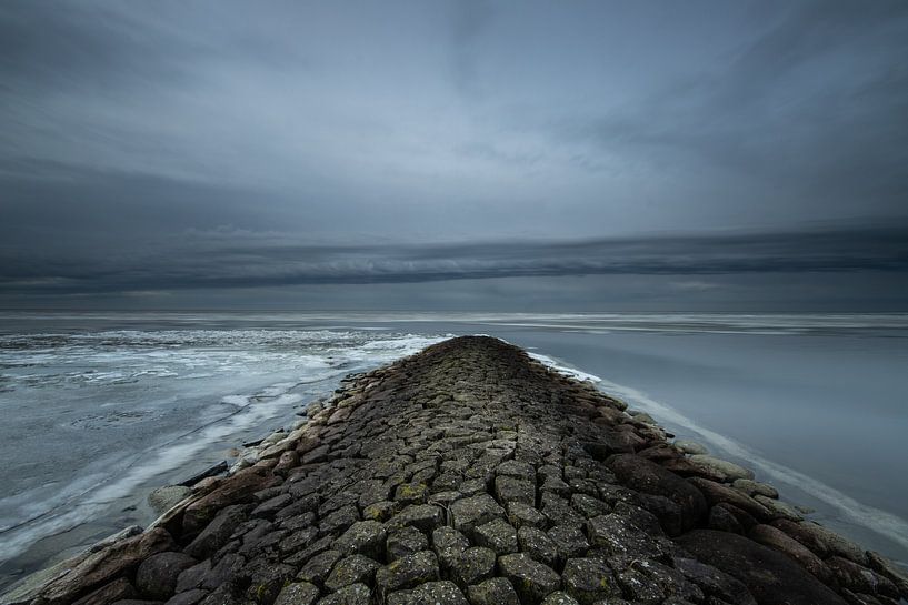 Wellenbrecher und eine Gewitterwolke auf dem Ijsselmeer! von Peter Haastrecht, van