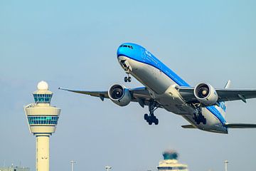 Boeing 777 van KLM opstijgend van Schiphol