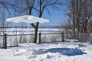 Een tafel in een park in de winter van Claude Laprise