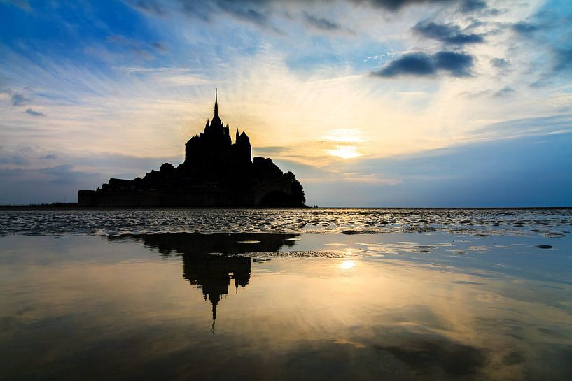 Silhouet van Mont Saint-Michel met reflectie van Dennis van de Water