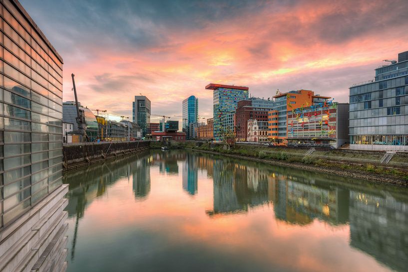 Zonsondergang in de Mediahaven Düsseldorf van Michael Valjak