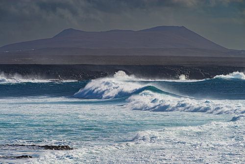 Surfgolven op de rotskust van Los Hervideros