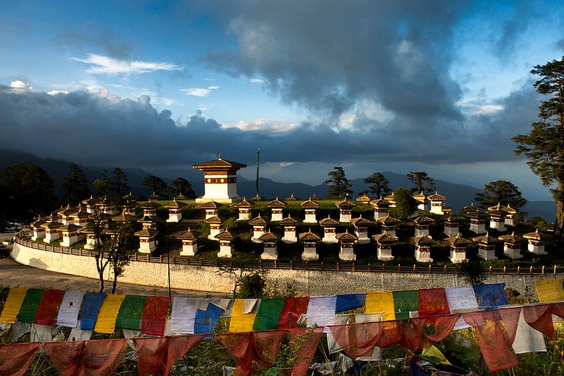Bhutan Dochula Chorten van Paul Piebinga