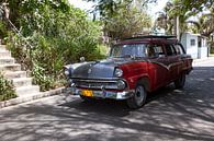 Cubaanse auto met kenteken VDL 719 in het straatbeeld (kleur) van Jan van den Broek 2BHAPPY4EVER thumbnail
