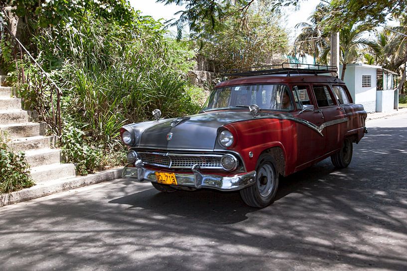 Cubaanse auto met kenteken VDL 719 in het straatbeeld (kleur) van Jan van den Broek 2BHAPPY4EVER