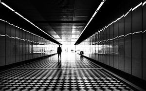 Silhouette der Person im Tunnel von Atelier Liesjes