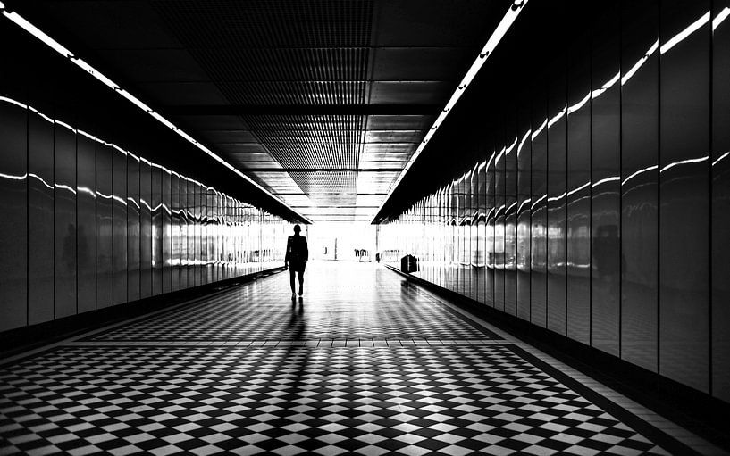 Silhouet van persoon in tunnel van Atelier Liesjes