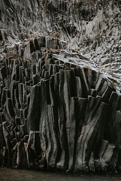 Lava gesteente van de Etna in de Alcantara kloof, Sicilië Italië van Manon Visser