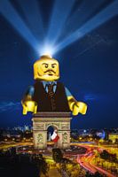 Edited Night Photo Arc de Triomphe mit LEGO Puppe - Einzigartige und kreative Fotografie