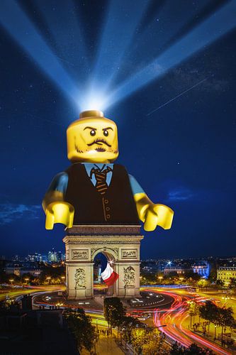 Bewerkte Nachtfoto Arc de Triomphe met LEGO-poppetje - Unieke en Creatieve Fotografie