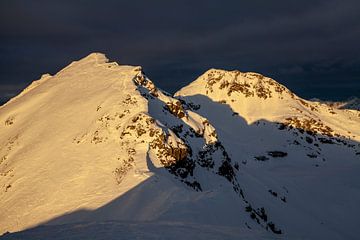 Licht en schaduw op de Seekarkopf en Seekarspitze van Christa Kramer