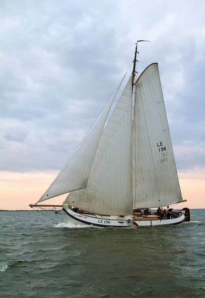Lemster aak aan de wind par Piebe van den Berg