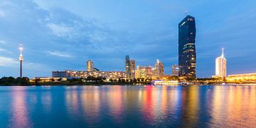 Donau City in Wien bei Nacht von Werner Dieterich