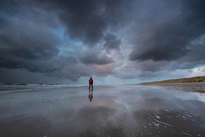 Eenzaam op het strand van Peter Haastrecht, van