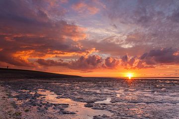 Roter Sonnenuntergang bei Ternaard von Ron Buist